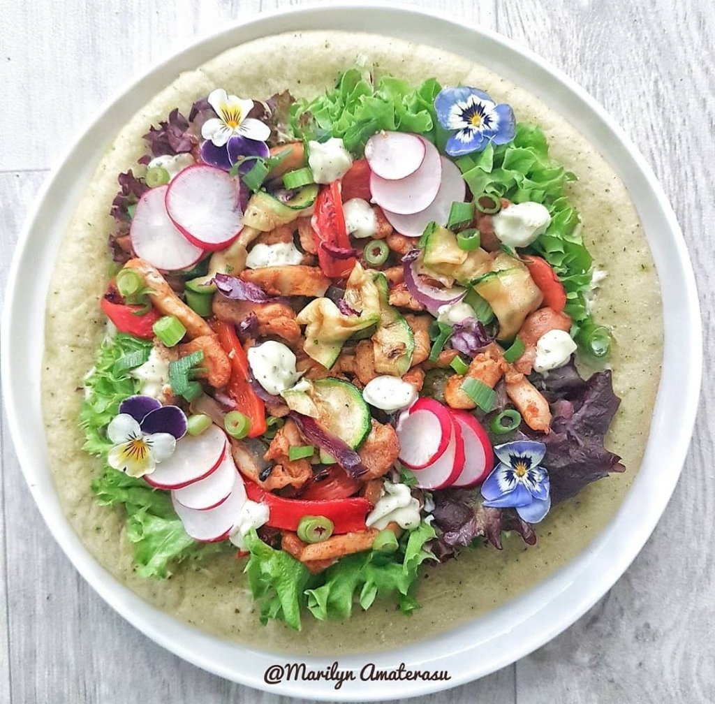 Pizza: Lettuce, chicken shawarma and grilled veggies